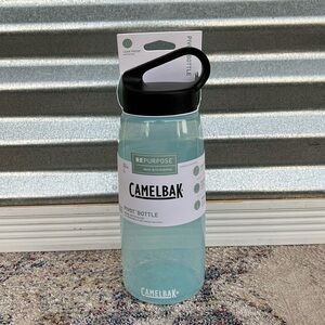 NWT CamelBak Pivot BPA-free Water Bottle 32 oz, Ice